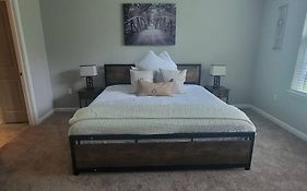 Luxury 2 Bedroom 2 Bath And 1 Car Garage With Pool